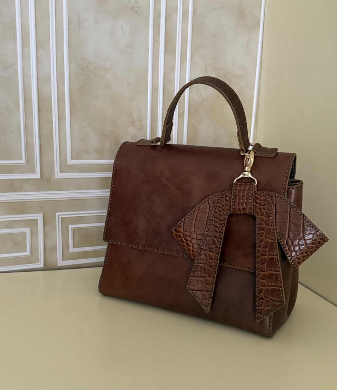 کیف زنانه کارملا چرم طبیعی گاوی دست دوز